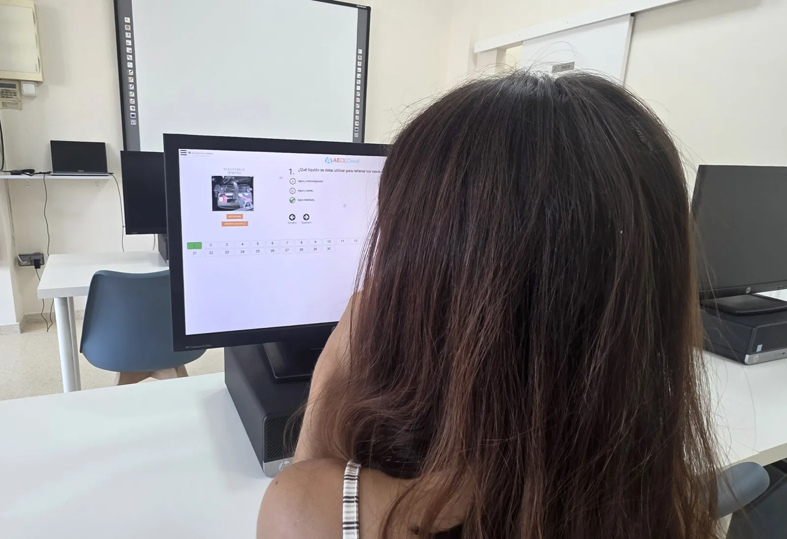 Aula de teòrica amb ordinadors per fer tests